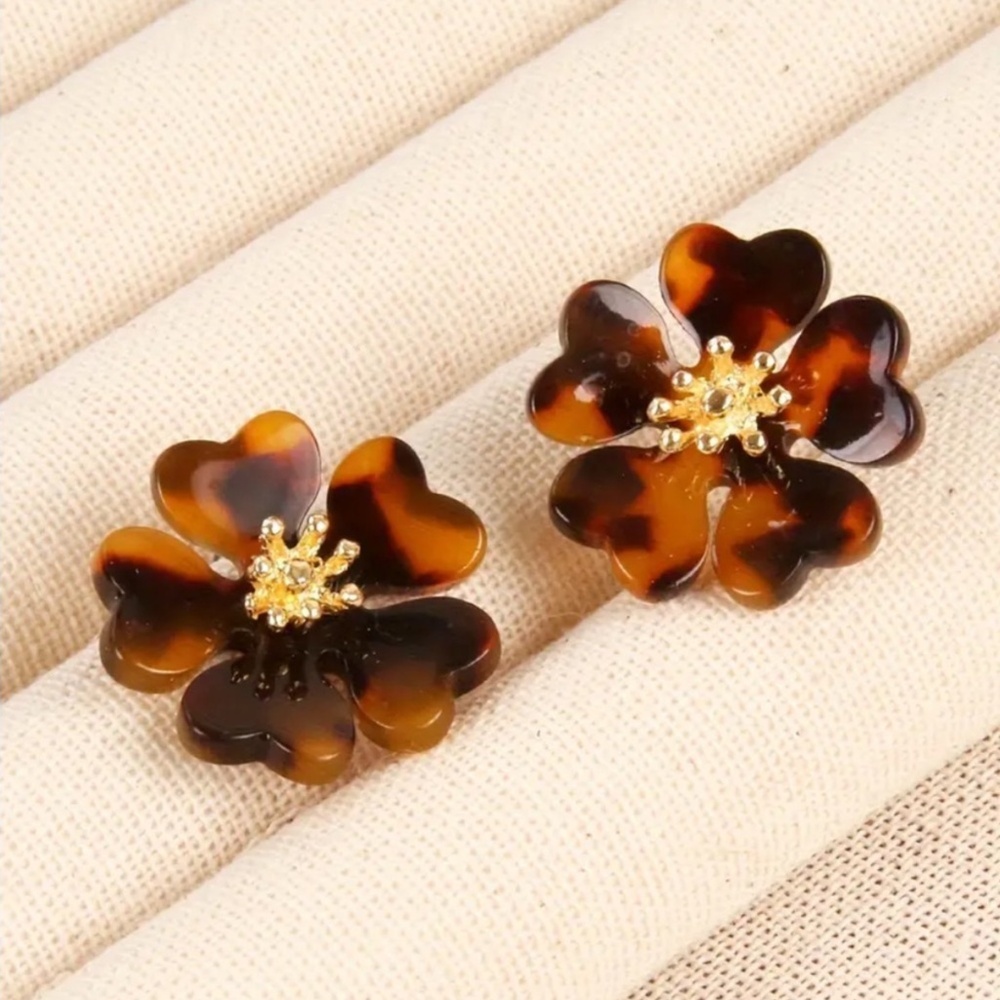 NWOT Macon Tortoiseshell Flower Post Earrings